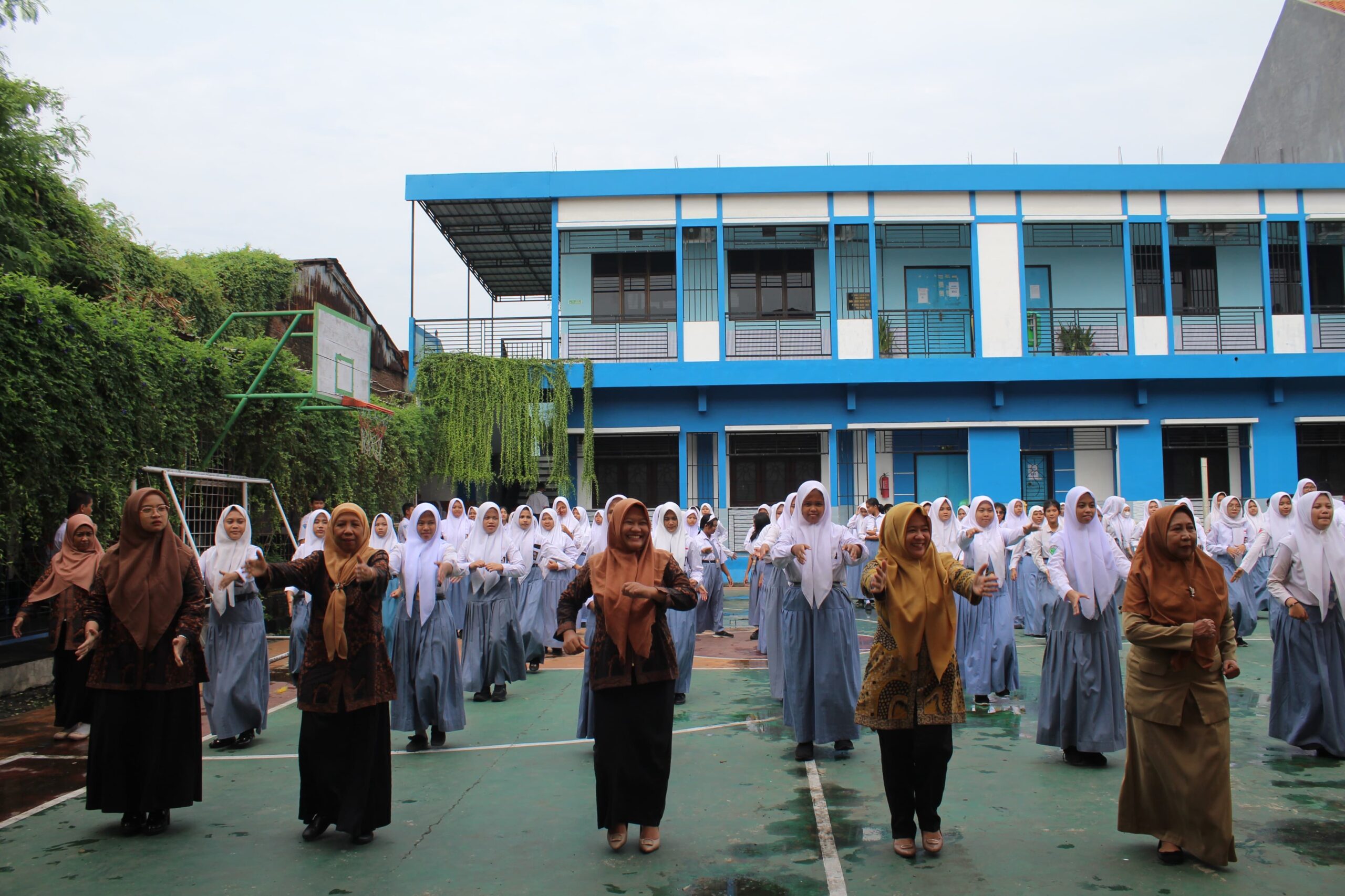 Kembali ke Sekolah, SMA Dharma Wanita 1 Gedangan Rayakan Semester Baru dengan Literasi dan Prestasi