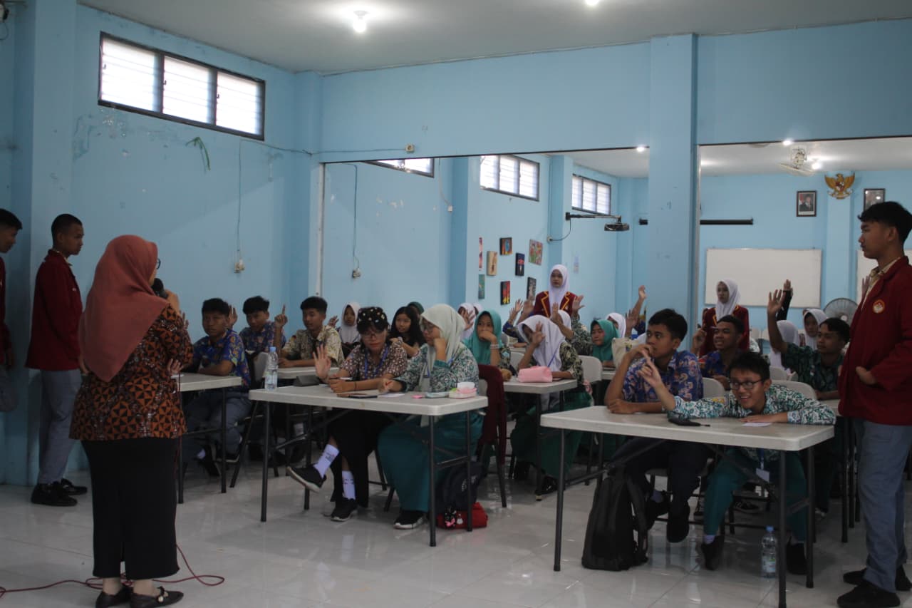 Menumbuhkan Budaya Literasi dan Kepedulian Kesehatan: Hari Keempat MPLS SMA Dharma Wanita 1 Gedangan Berlangsung Inspiratif